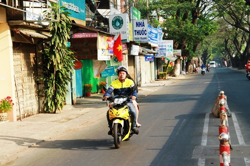 Trời se lạnh, người người súng sính áo khăn ra đường ngày mùng 1 Tết ảnh 2